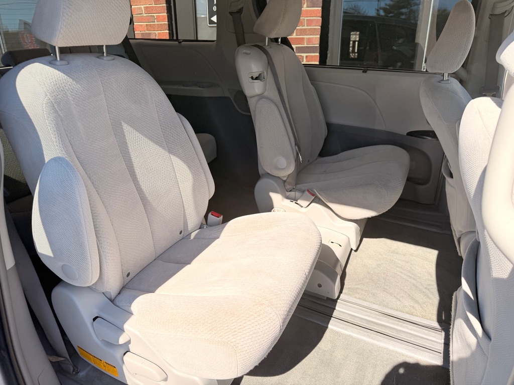 Photo 15 of this TOYOTA SIENNA