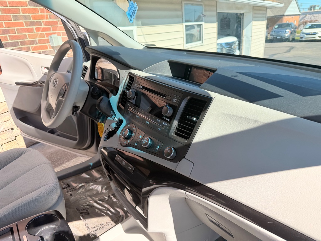 Photo 17 of this TOYOTA SIENNA