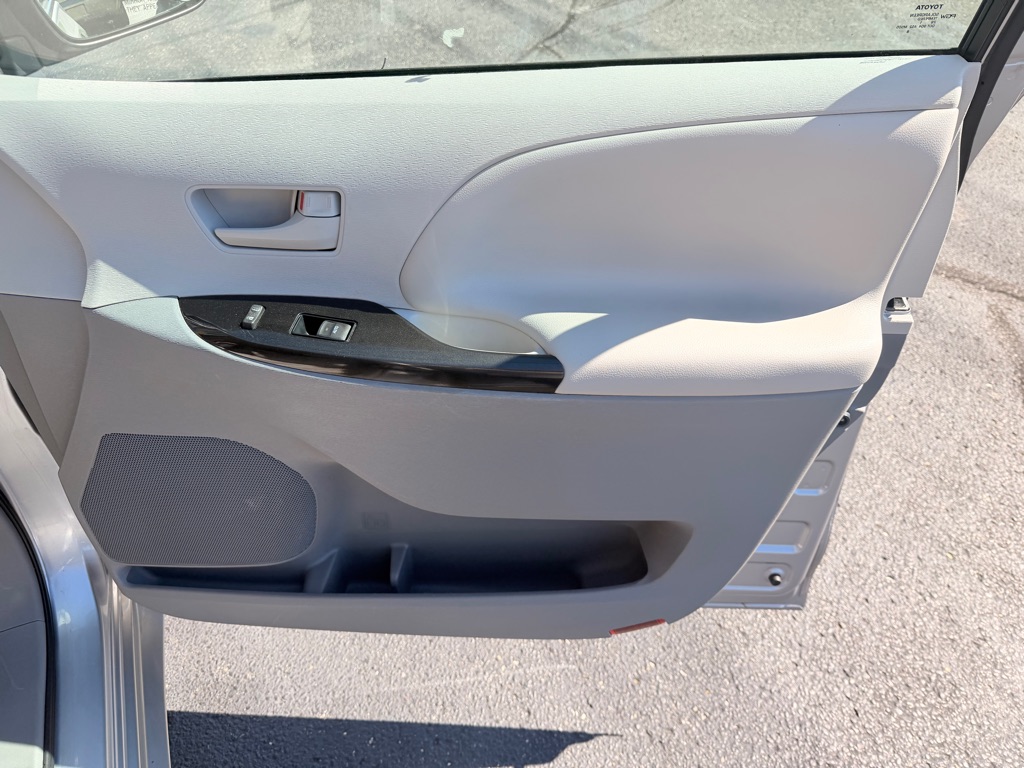 Photo 20 of this TOYOTA SIENNA