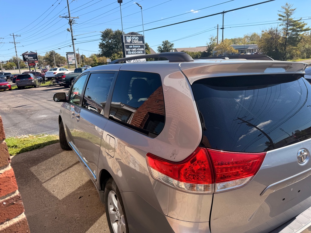 Photo 5 of this TOYOTA SIENNA
