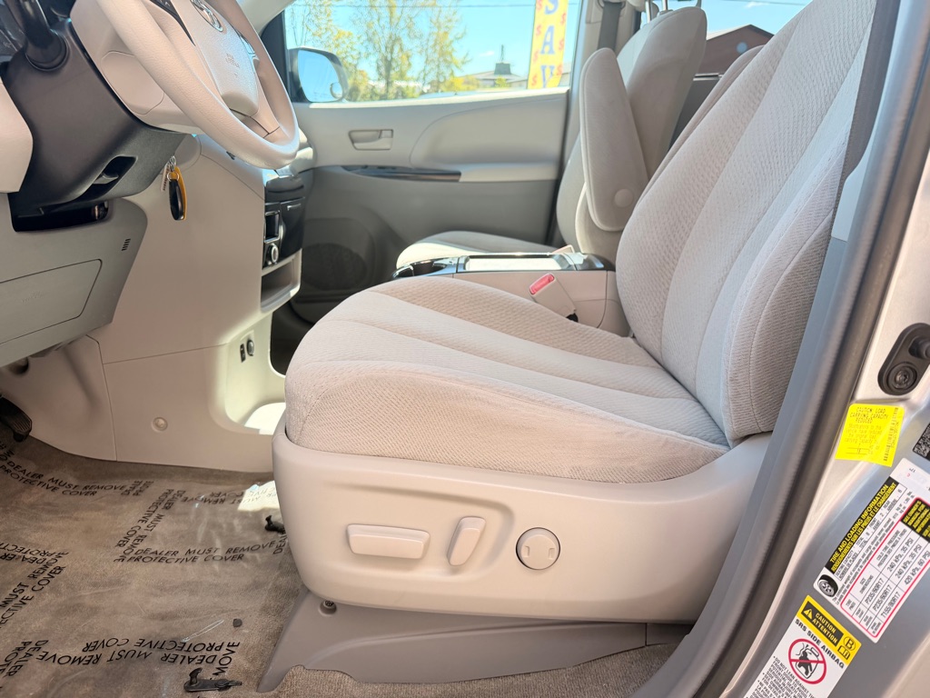 Photo 9 of this TOYOTA SIENNA