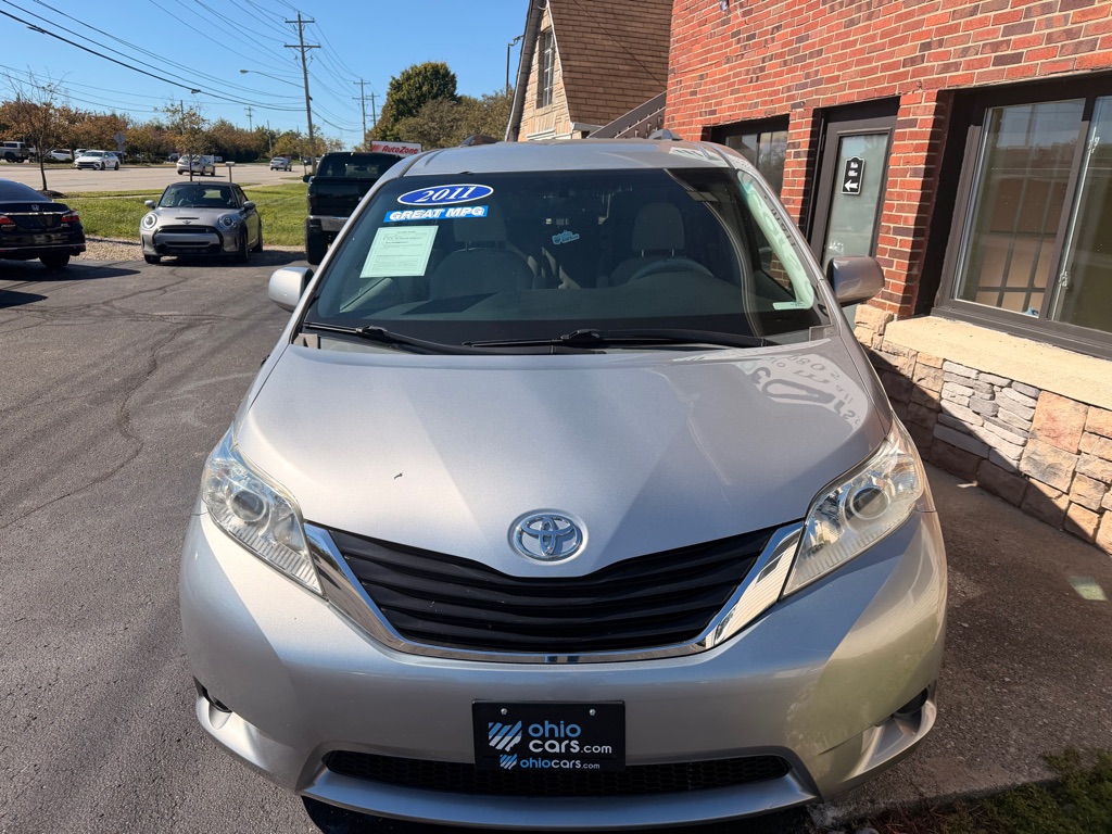 Photo 3 of this TOYOTA SIENNA