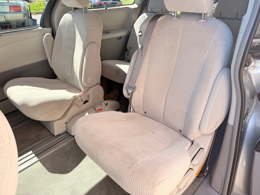 Photo 12 of this TOYOTA SIENNA