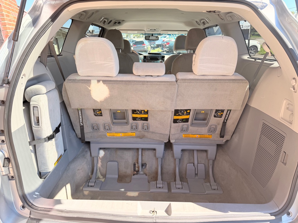 Photo 14 of this TOYOTA SIENNA