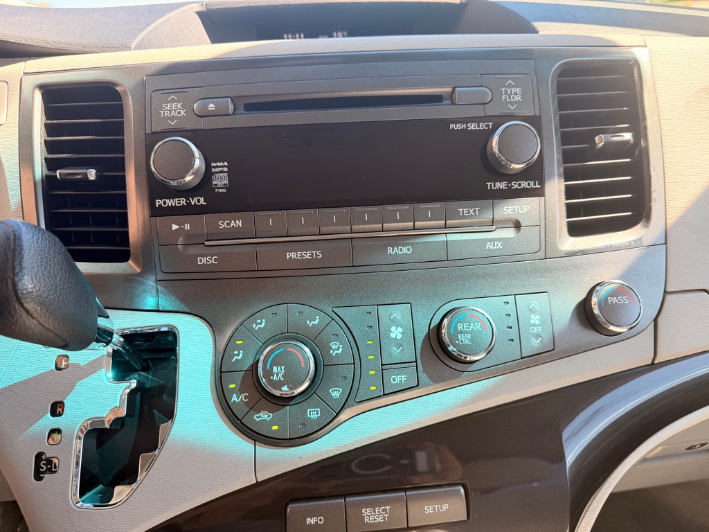 Photo 25 of this TOYOTA SIENNA