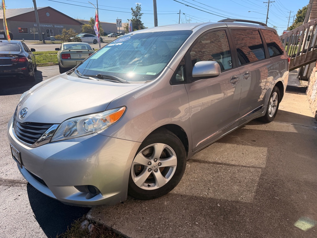 Photo 4 of this TOYOTA SIENNA