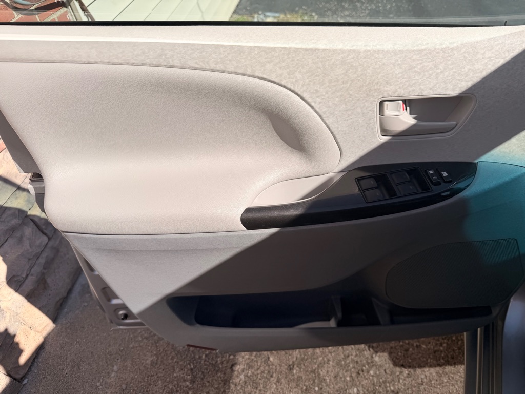 Photo 11 of this TOYOTA SIENNA