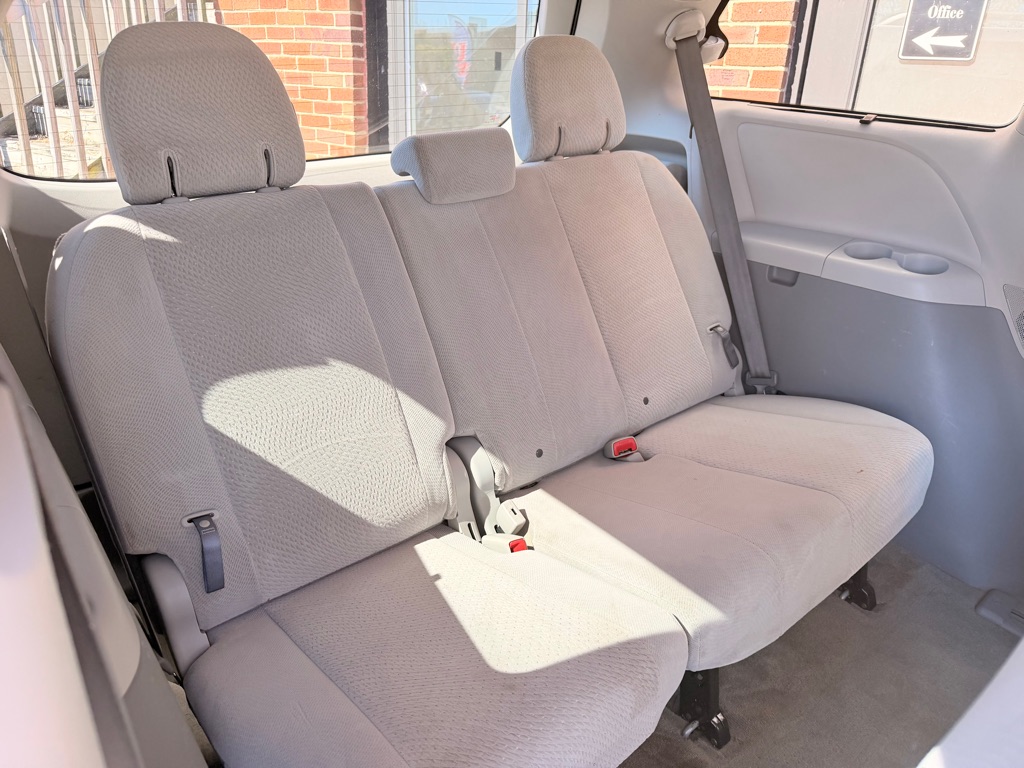 Photo 16 of this TOYOTA SIENNA