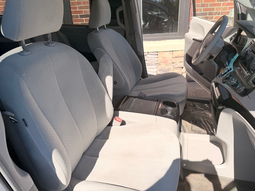Photo 19 of this TOYOTA SIENNA