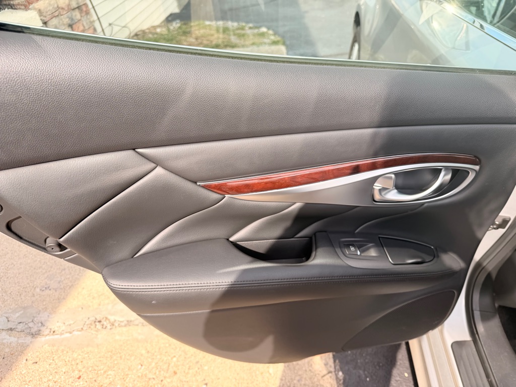 Photo 16 of this INFINITI M37