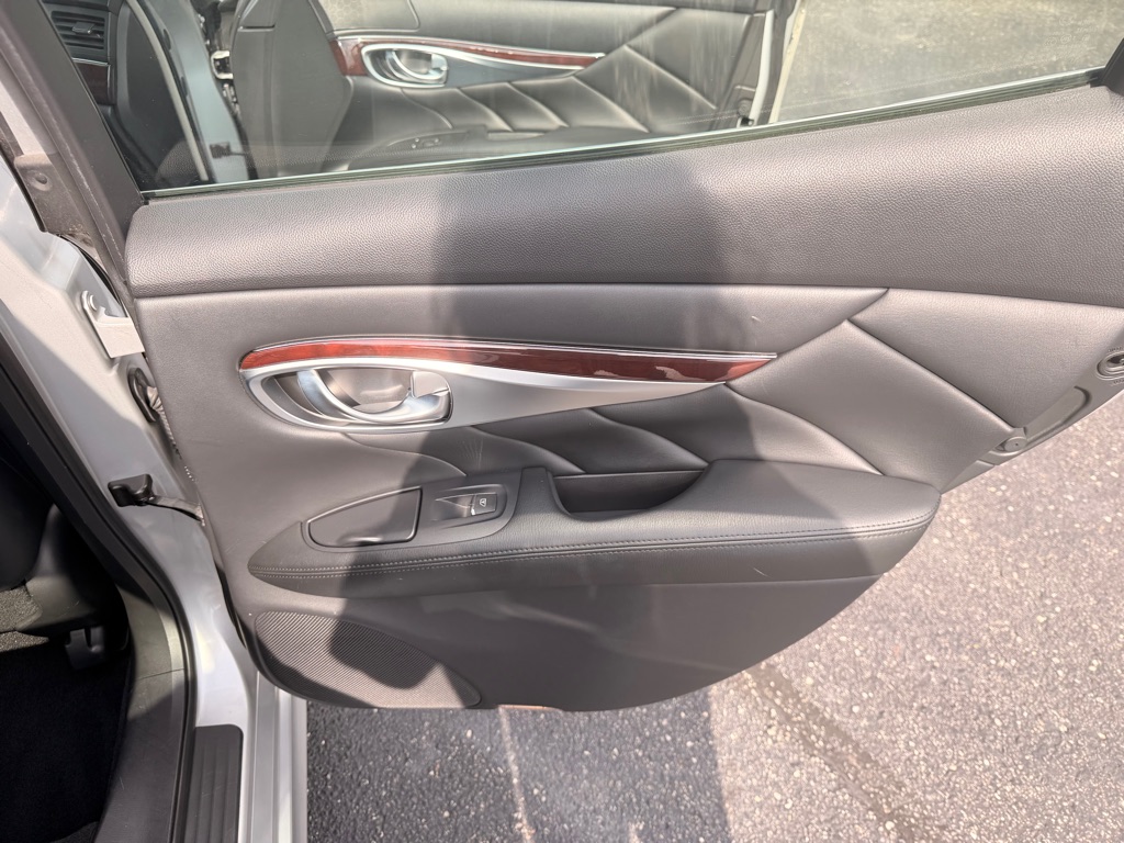 Photo 20 of this INFINITI M37