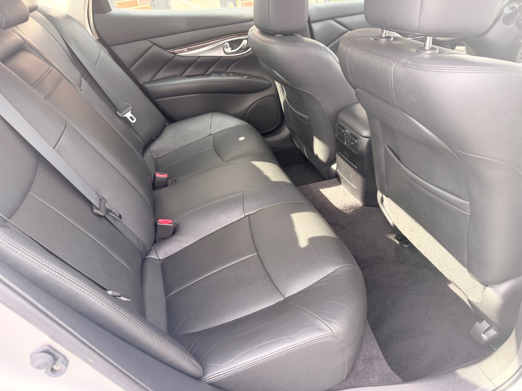 Photo 18 of this INFINITI M37