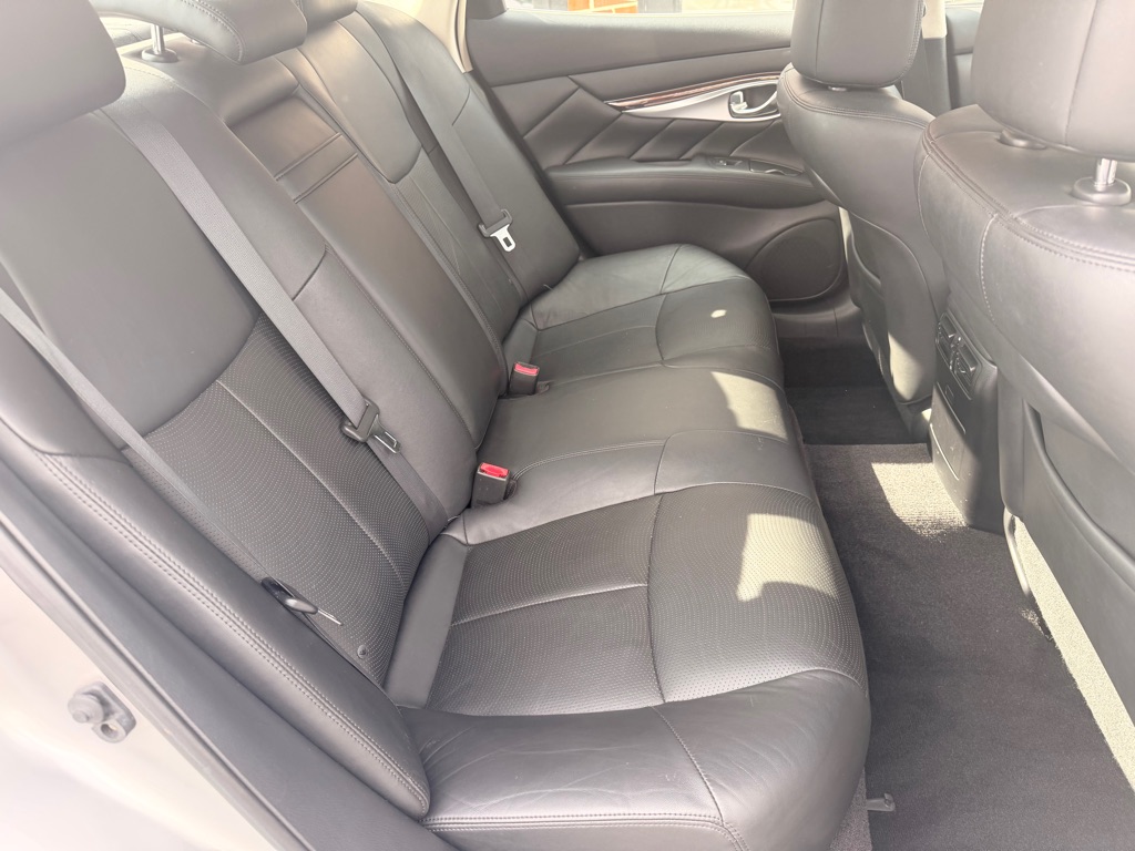 Photo 19 of this INFINITI M37