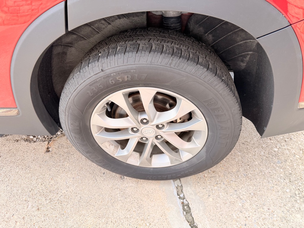 Photo 33 of this HYUNDAI SANTA FE