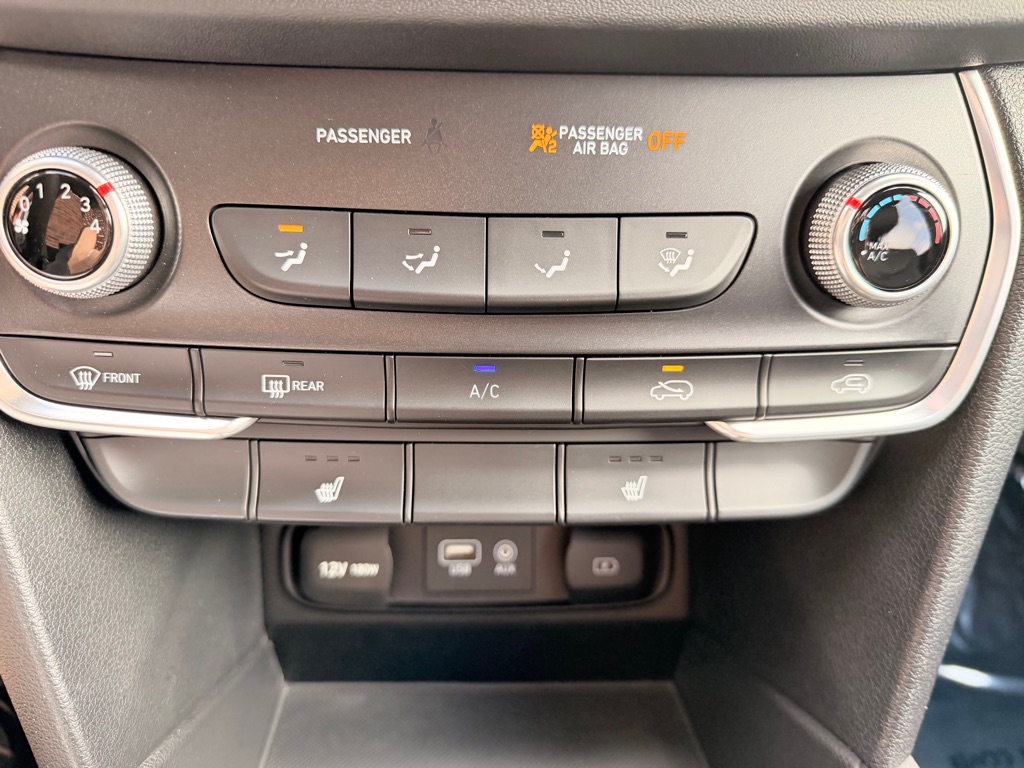 Photo 27 of this HYUNDAI SANTA FE