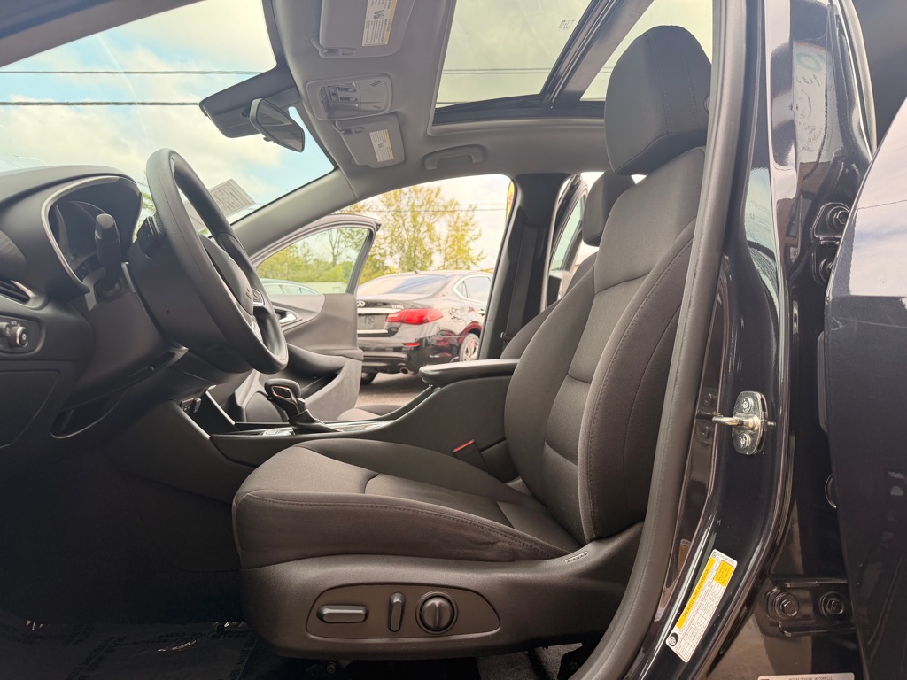 Photo 9 of this CHEVROLET MALIBU