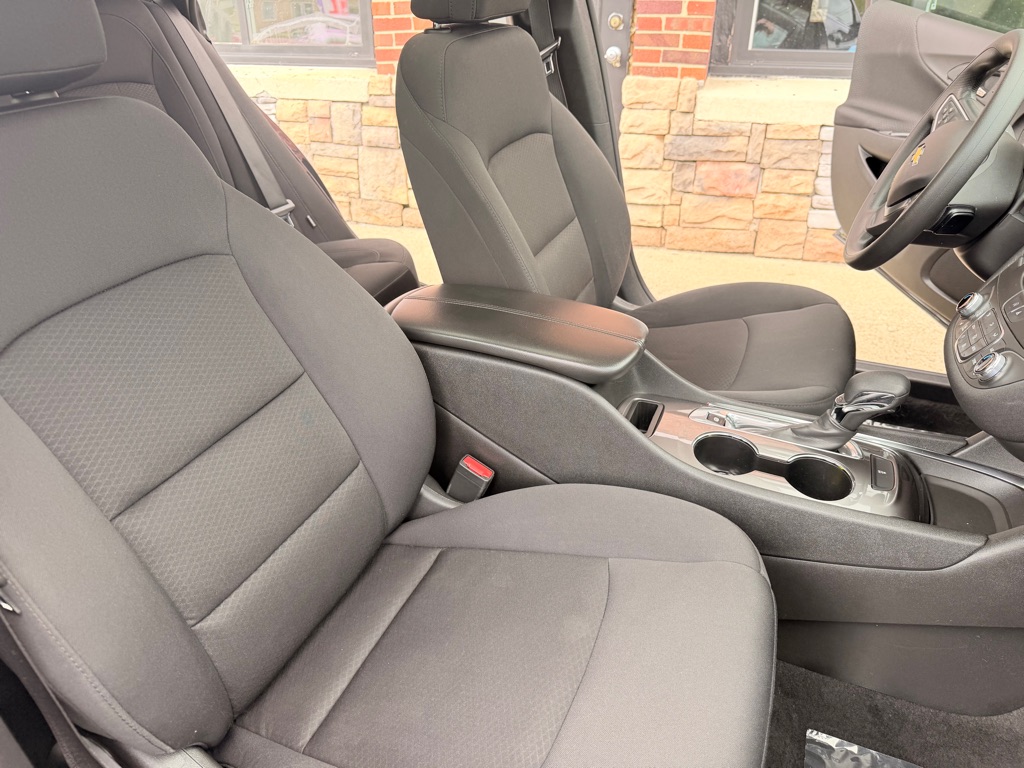 Photo 19 of this CHEVROLET MALIBU