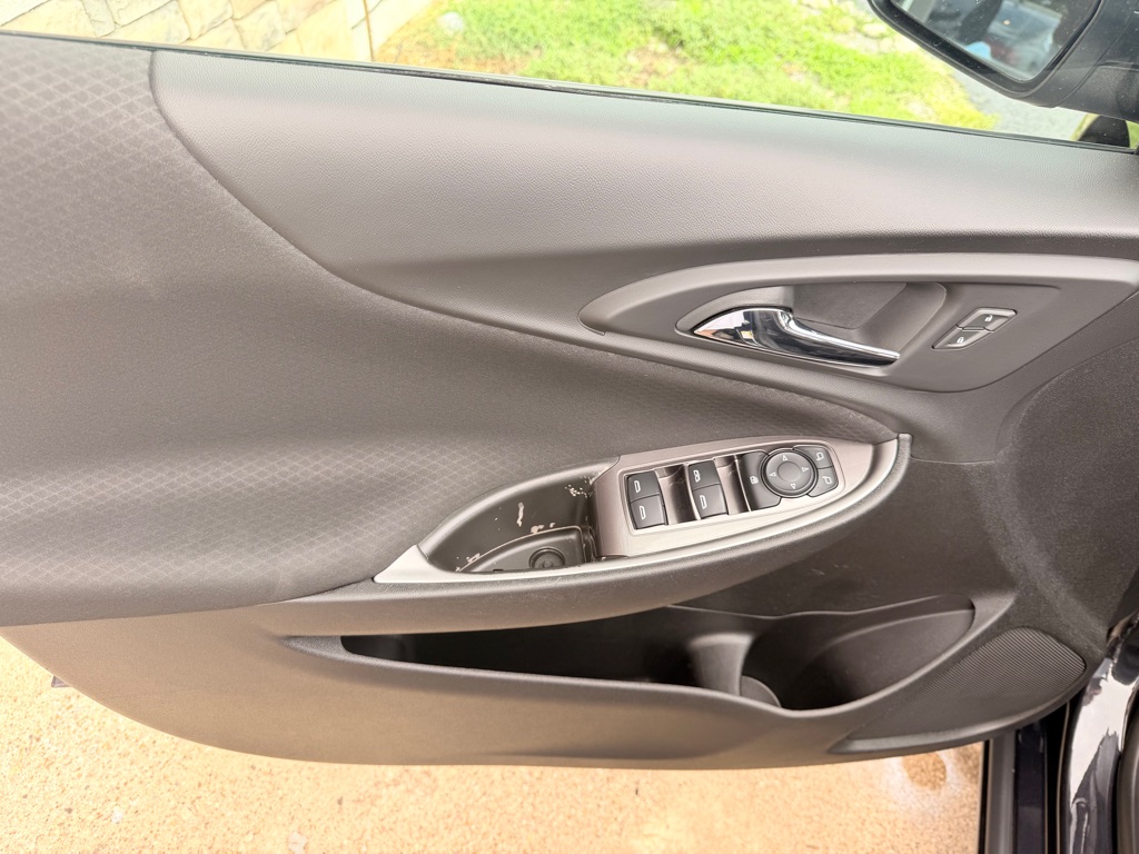 Photo 11 of this CHEVROLET MALIBU