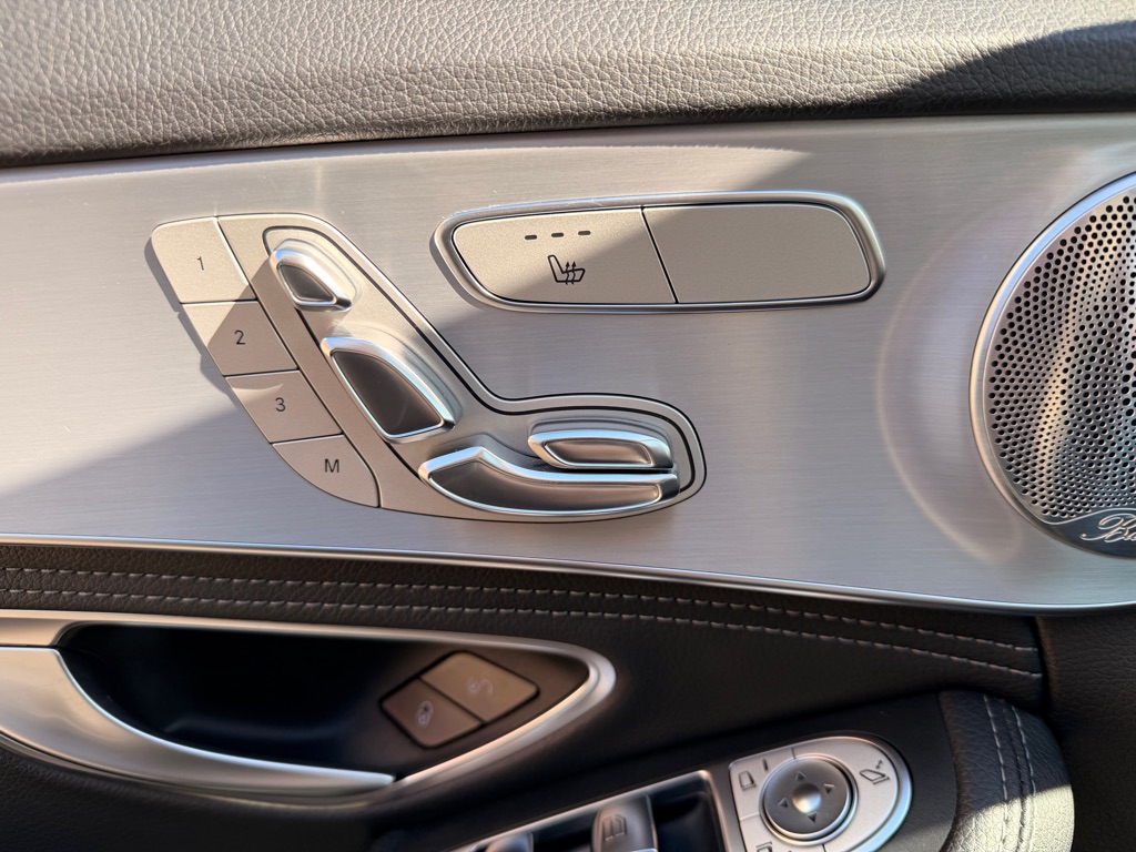 Photo 25 of this MERCEDES-BENZ C-CLASS