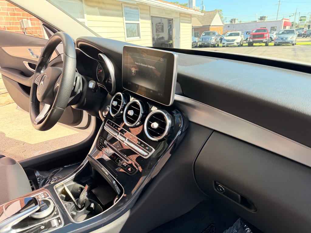 Photo 17 of this MERCEDES-BENZ C-CLASS