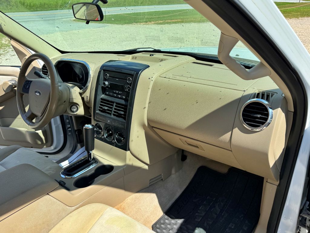 Photo 6 of this FORD EXPLORER