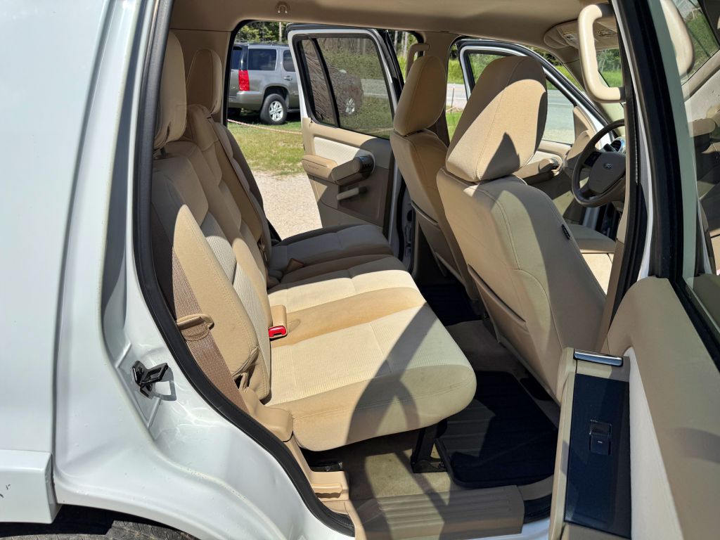 Photo 8 of this FORD EXPLORER