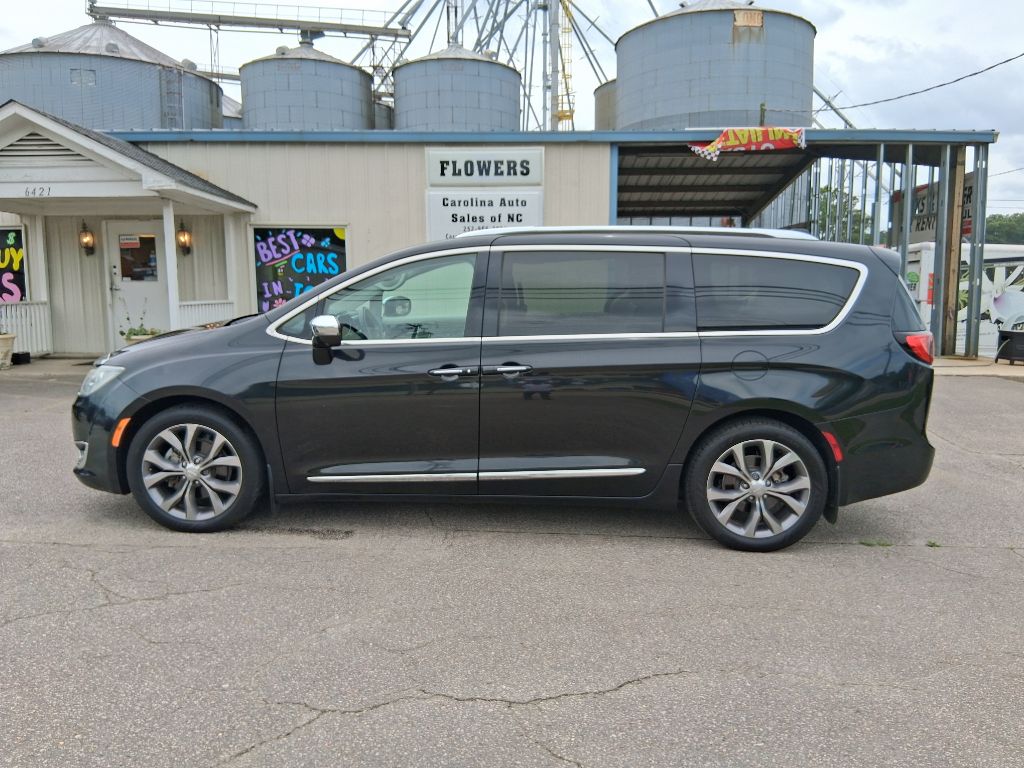 2019 Chrysler Pacifica Limited's photo