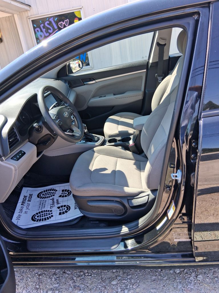 Photo 8 of this HYUNDAI ELANTRA