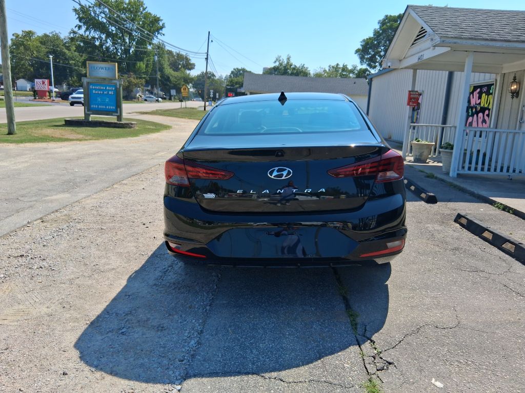 Photo 2 of this HYUNDAI ELANTRA