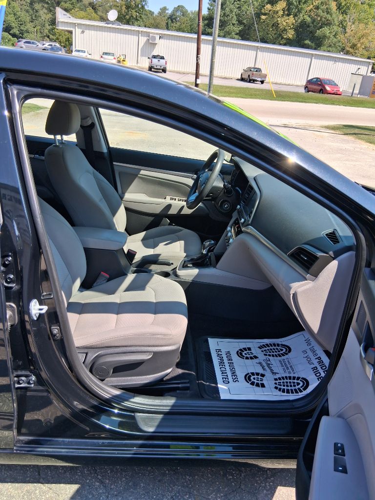 Photo 12 of this HYUNDAI ELANTRA