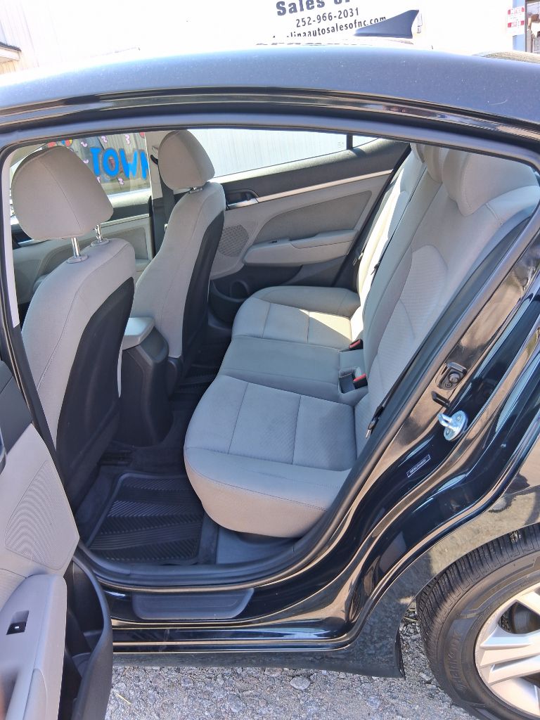 Photo 9 of this HYUNDAI ELANTRA