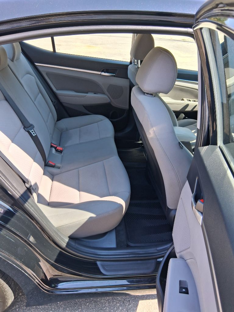 Photo 13 of this HYUNDAI ELANTRA