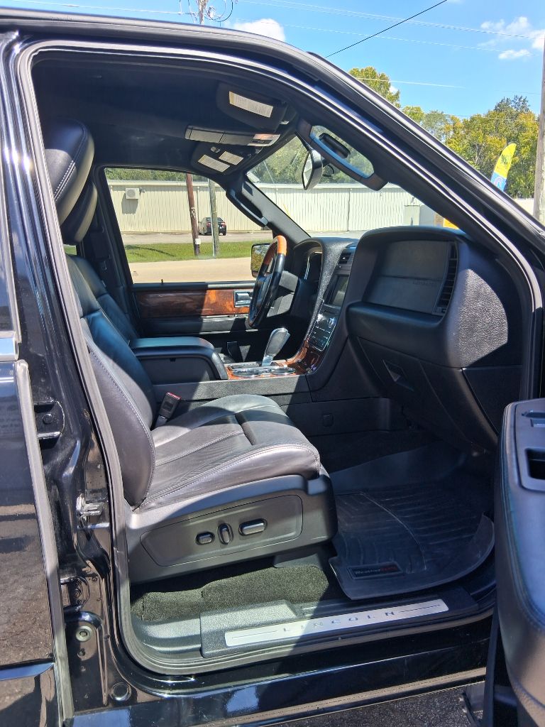 Photo 11 of this LINCOLN NAVIGATOR L
