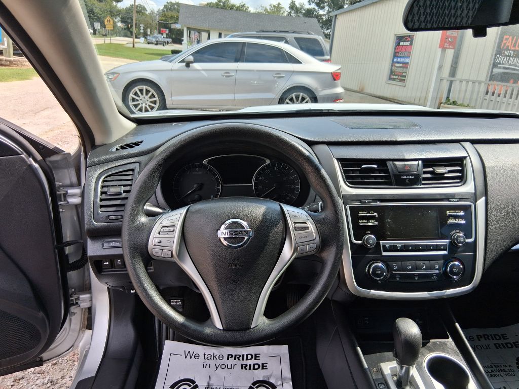 Photo 10 of this NISSAN ALTIMA