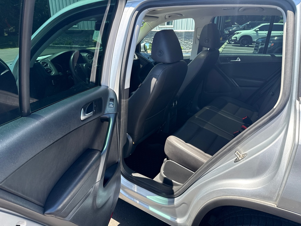Photo 10 of this VOLKSWAGEN TIGUAN