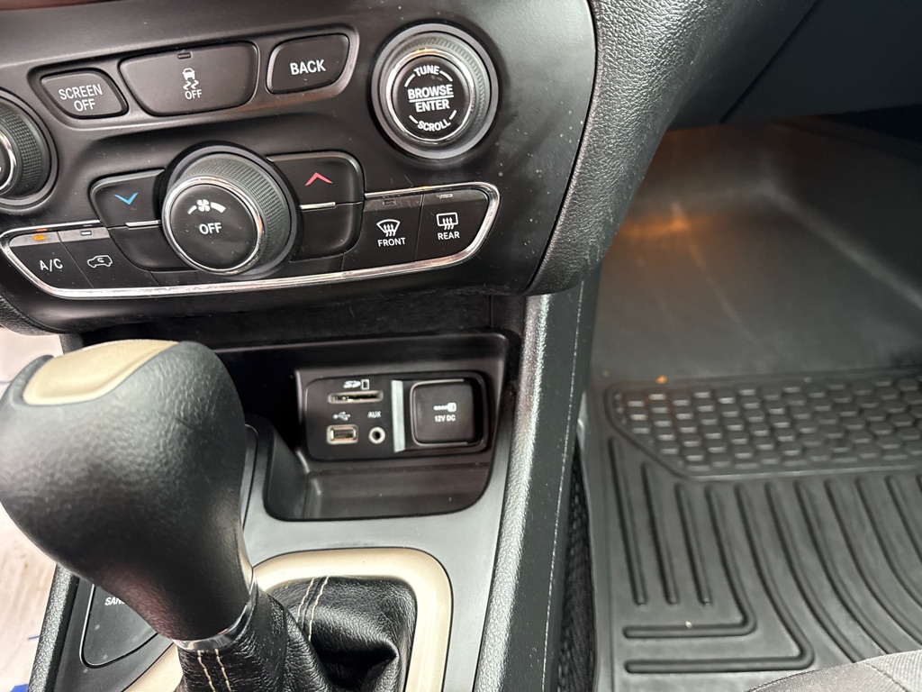 Photo 18 of this JEEP CHEROKEE