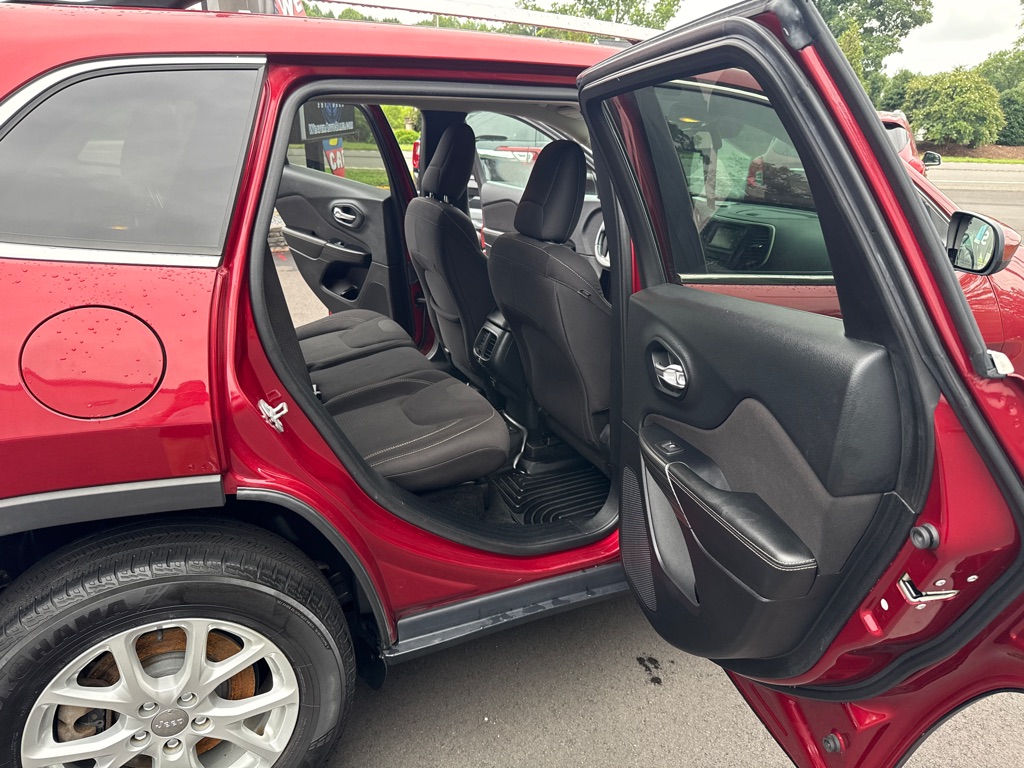 Photo 12 of this JEEP CHEROKEE