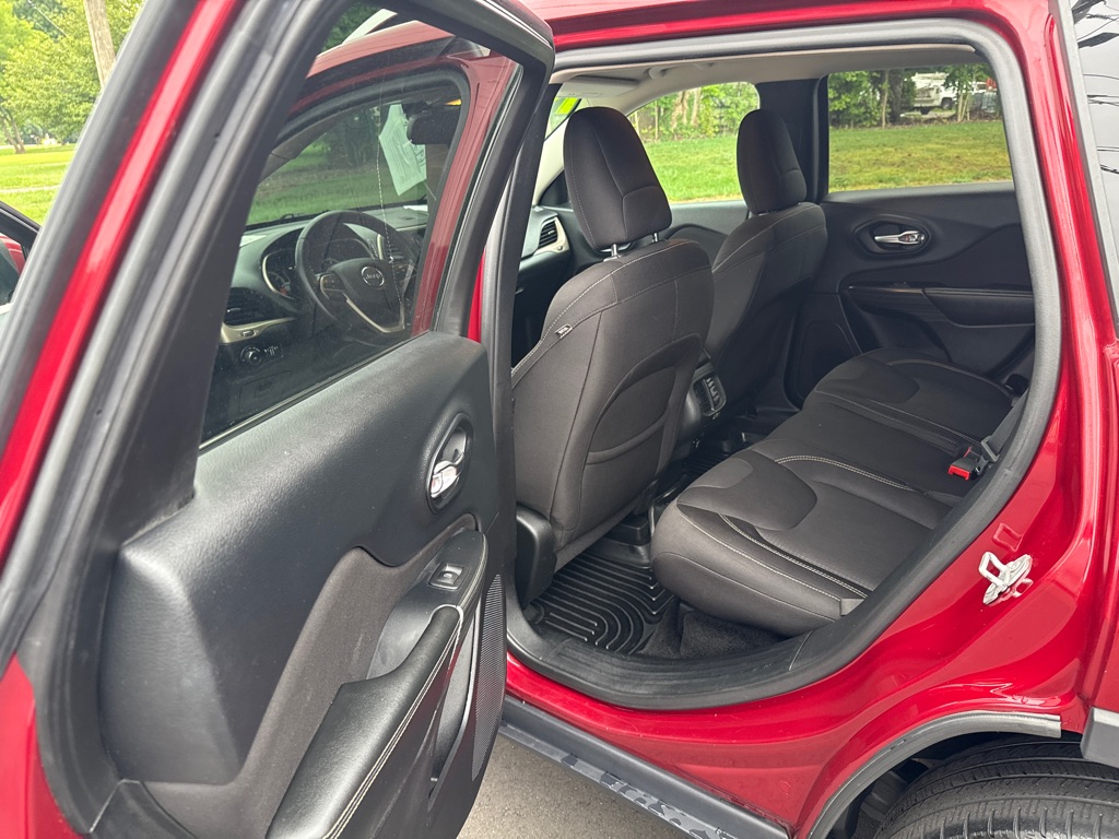 Photo 10 of this JEEP CHEROKEE