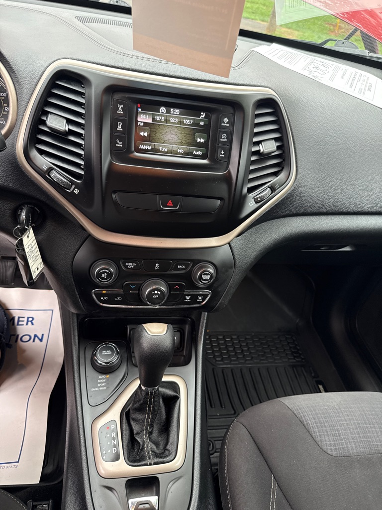 Photo 16 of this JEEP CHEROKEE