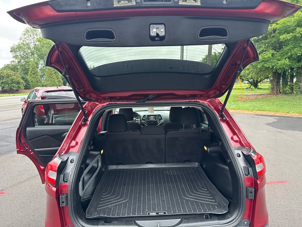 Photo 11 of this JEEP CHEROKEE
