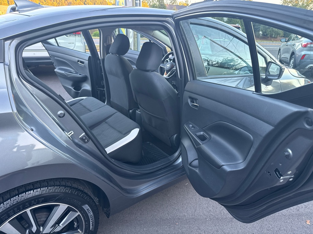 Photo 13 of this NISSAN VERSA