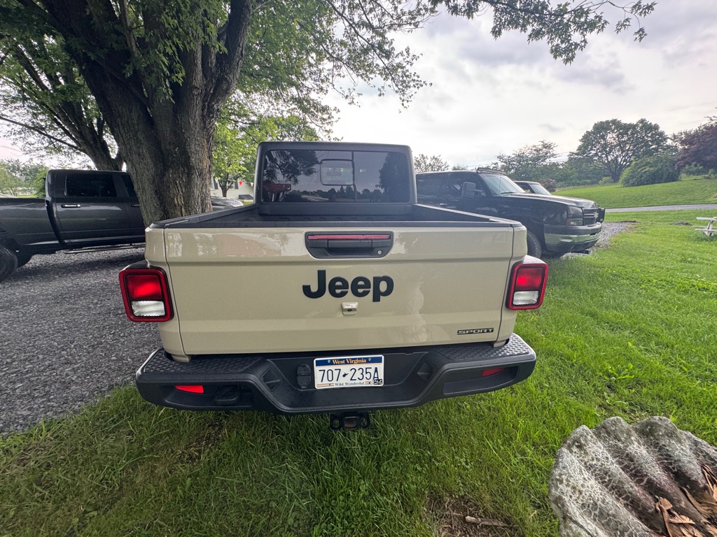 Additional photo of vehicle.