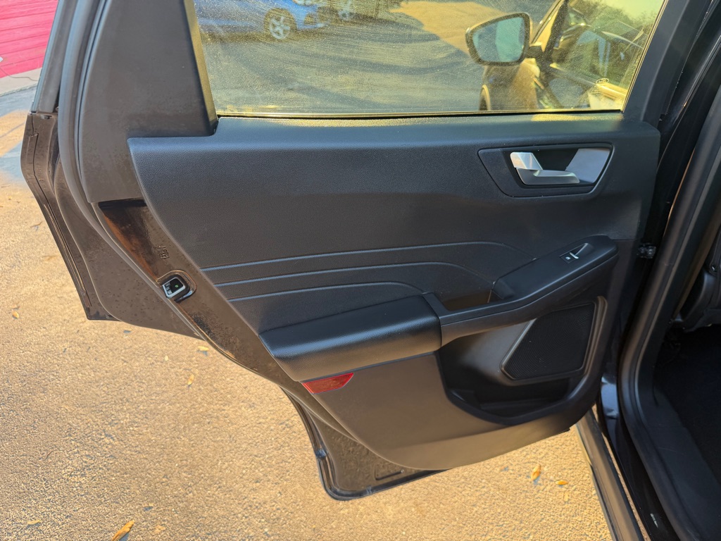 Photo 17 of this FORD ESCAPE