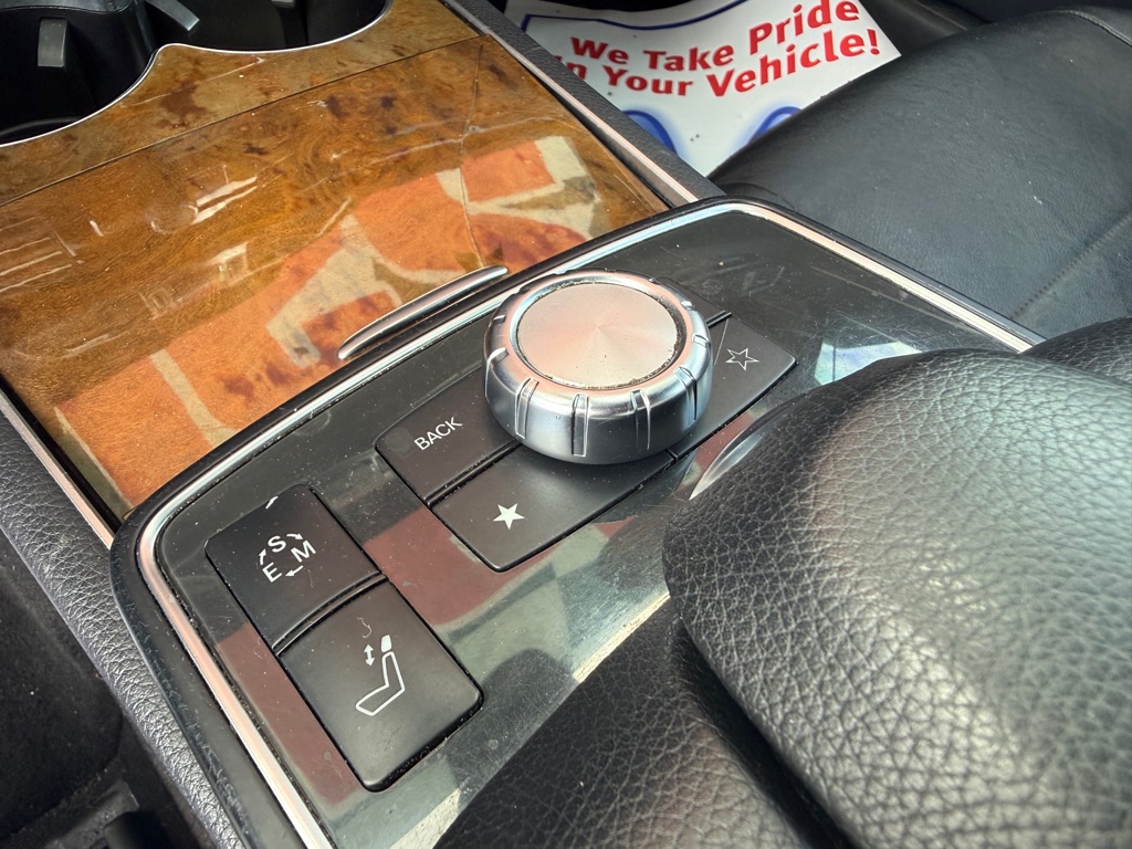 Photo 24 of this MERCEDES-BENZ E-CLASS