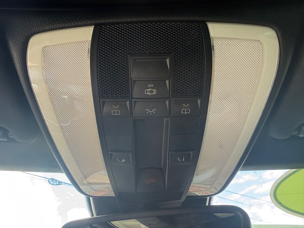 Photo 26 of this MERCEDES-BENZ E-CLASS