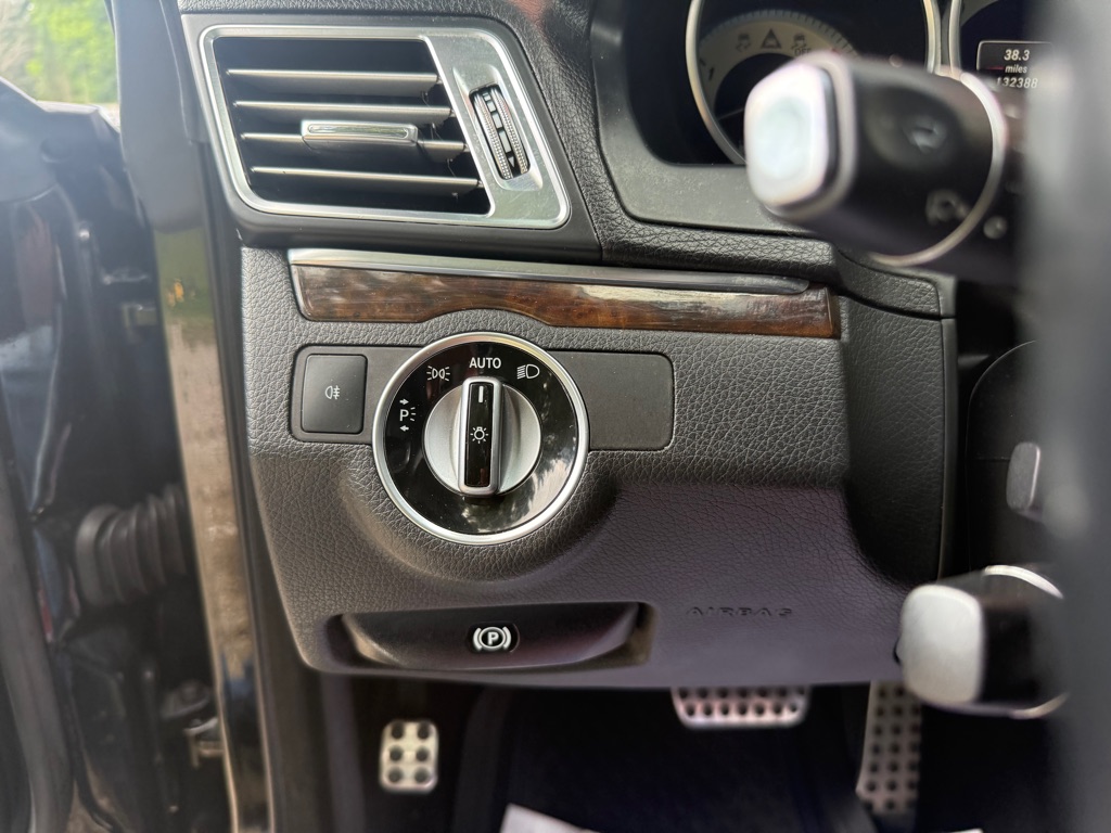 Photo 19 of this MERCEDES-BENZ E-CLASS