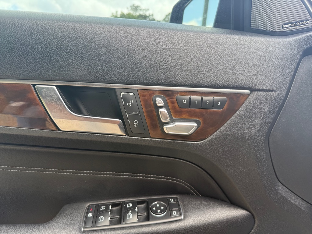 Photo 16 of this MERCEDES-BENZ E-CLASS