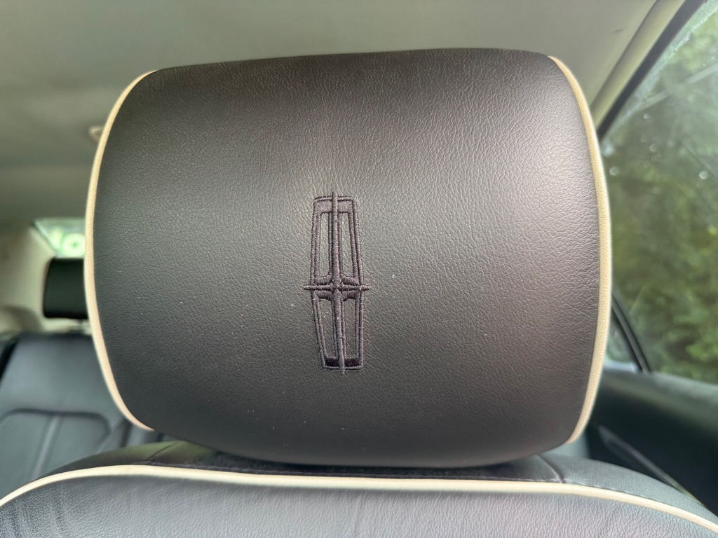Photo 19 of this LINCOLN MKZ