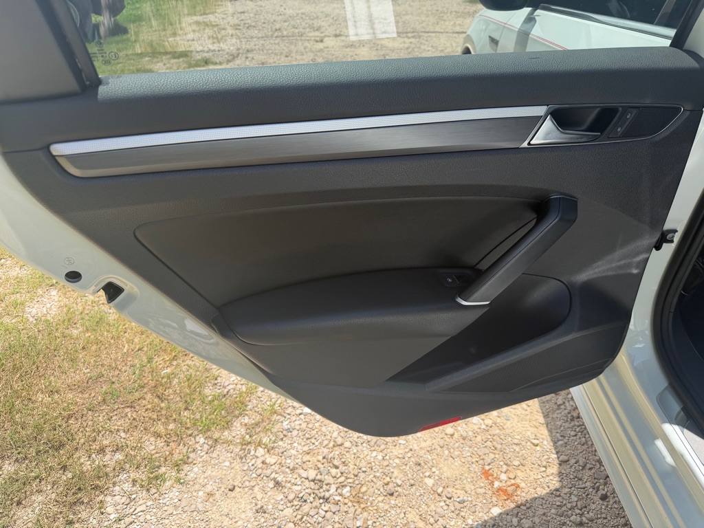 Photo 10 of this VOLKSWAGEN PASSAT