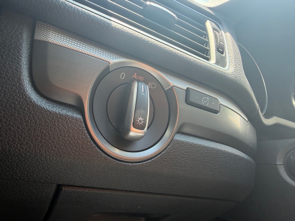 Photo 24 of this VOLKSWAGEN PASSAT